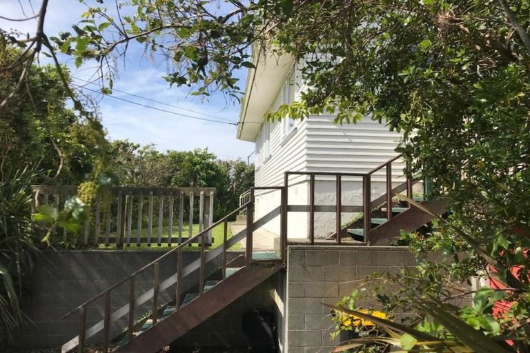 Photo of property in 1 Kinapori Terrace, Newlands, Wellington, 6037