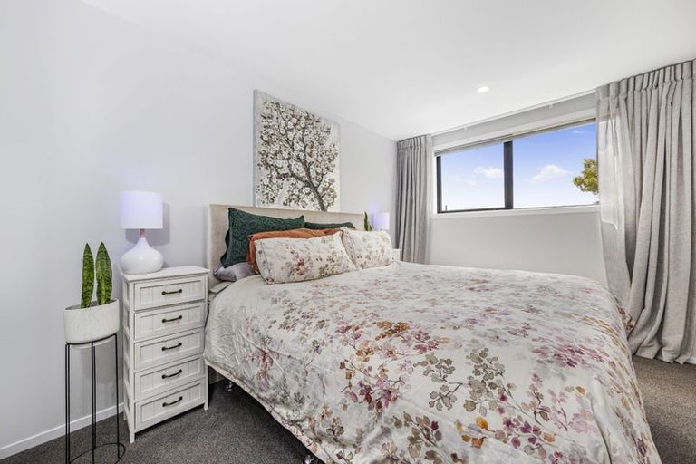 Photo of property in 18 Tokai Place, Glen Eden, 0602