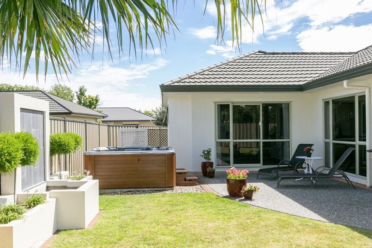 Photo of property in 18 Forbury Way, Taradale, Napier, 4112