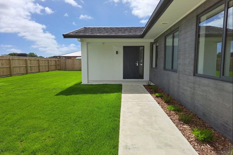Photo of property in 10 Oak Place, Levin, 5510
