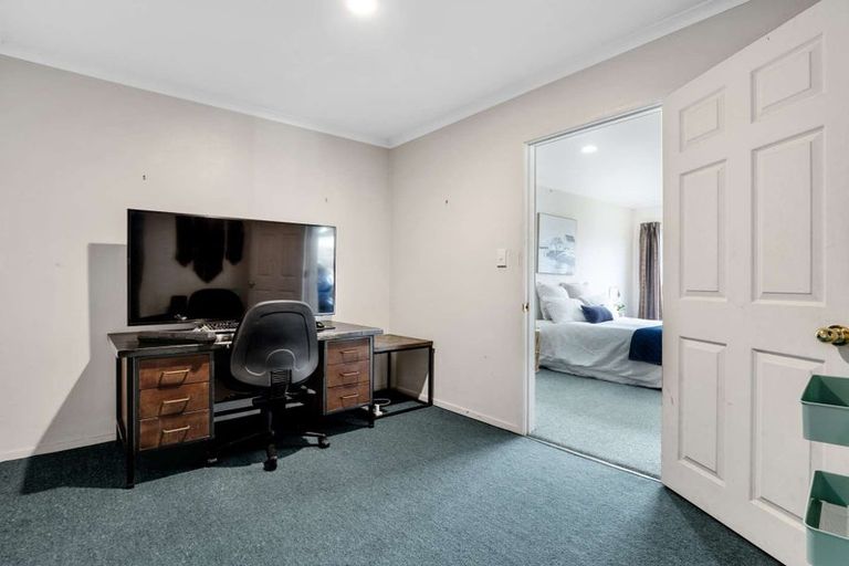 Photo of property in 30 Capricorn Place, Kawaha Point, Rotorua, 3010