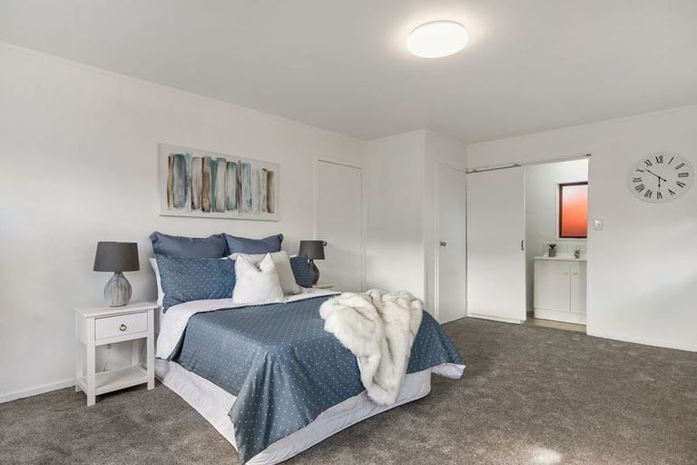 Photo of property in 40 Beach Road, Te Atatu Peninsula, Auckland, 0610