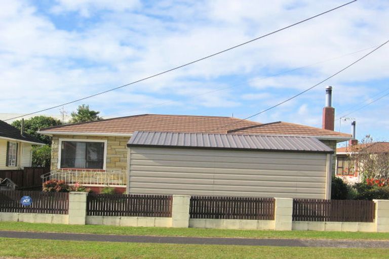 Photo of property in 7 Peachgrove Road, Te Atatu Peninsula, Auckland, 0610