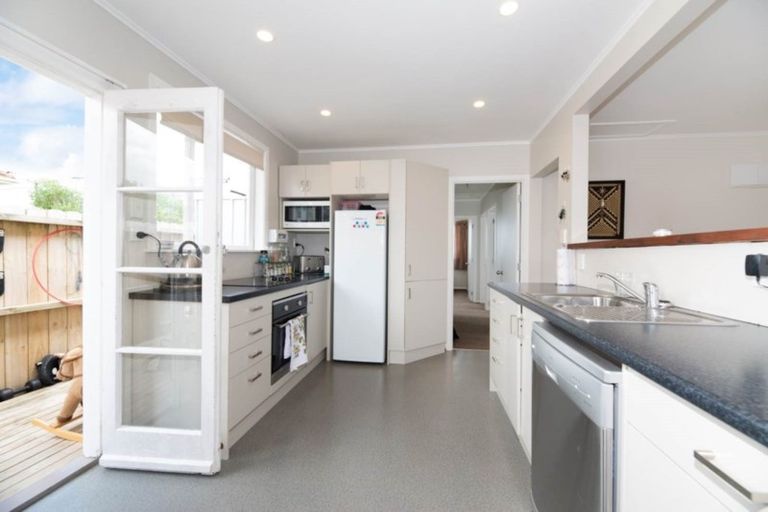 Photo of property in 5b Sheehan Road, Te Atatu South, Auckland, 0610