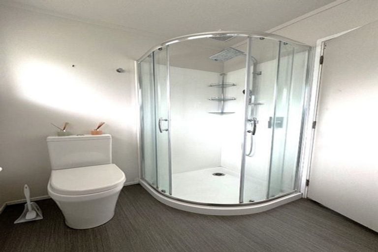 Photo of property in 2/4 Mahuta Grove, Northcote, Auckland, 0627