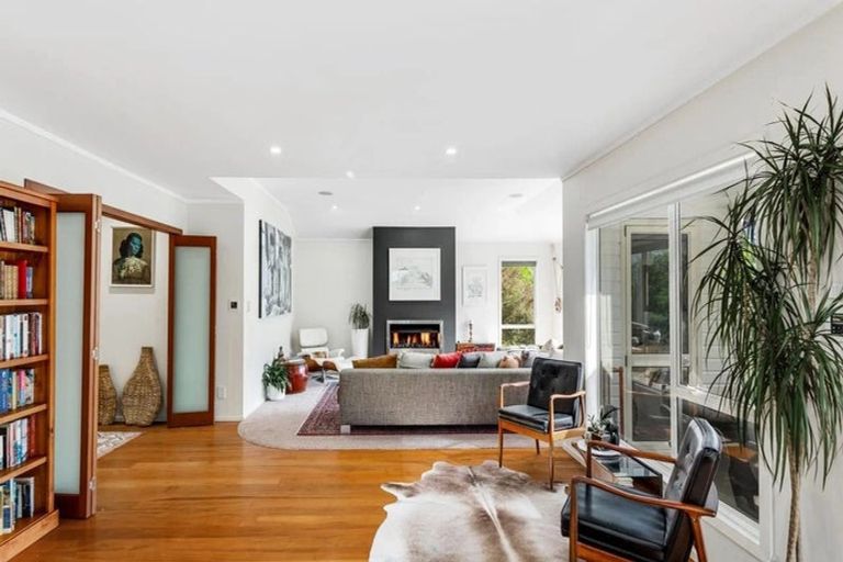 Photo of property in 9 Sandown Road, Rothesay Bay, Auckland, 0630