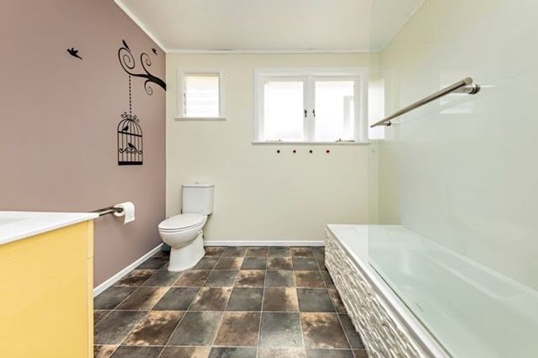 Photo of property in 14 Mountbatten Place, Papakura, 2110