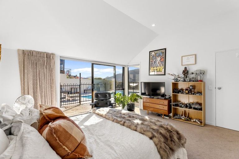 Photo of property in 8 Elizabeth Place, Kelvin Heights, Queenstown, 9300