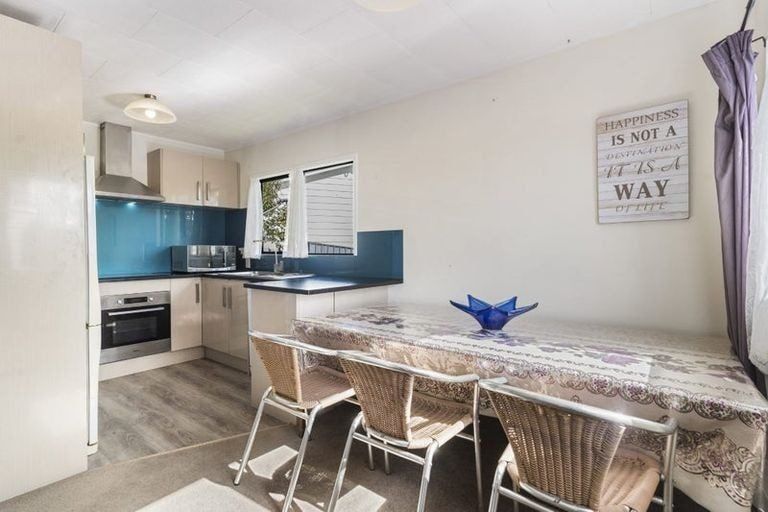 Photo of property in 6 Katrina Place, Massey, Auckland, 0614