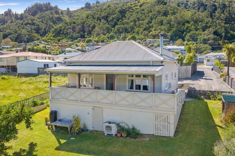 Photo of property in 95a Waikawa Road, Picton, 7220