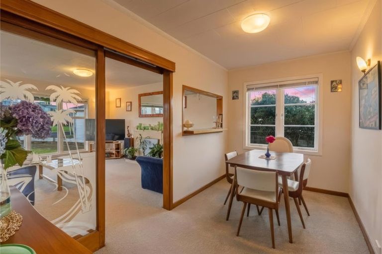 Photo of property in 2 Toru Street, Te Atatu Peninsula, Auckland, 0610