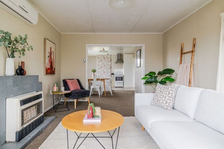 Photo of property in 10 Stoke Place, Awapuni, Palmerston North, 4412