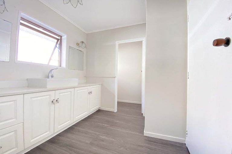 Photo of property in 2 Hogan Street, Pukekohe, 2120