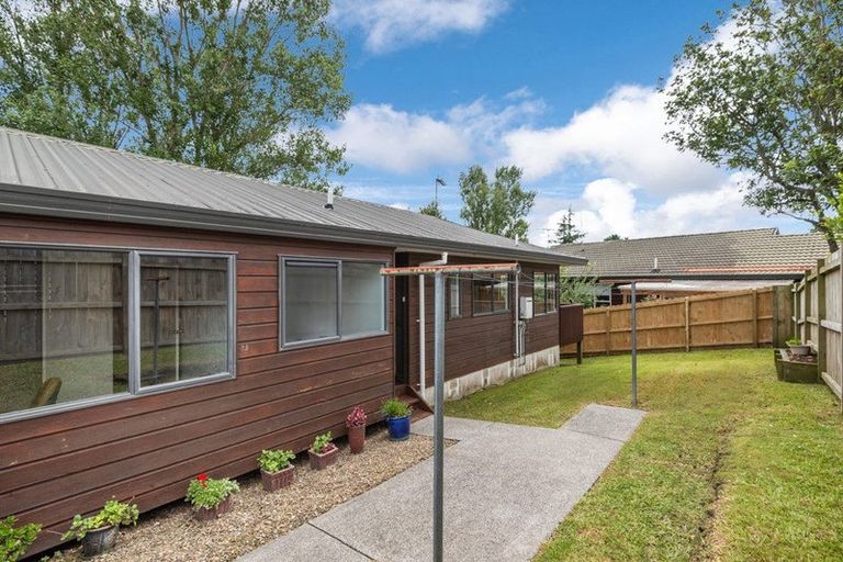 Photo of property in 2/18 Altair Place, Windsor Park, Auckland, 0632