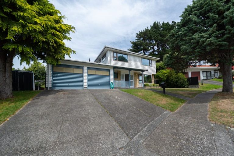 Photo of property in 28 Greyfriars Crescent, Tawa, Wellington, 5028