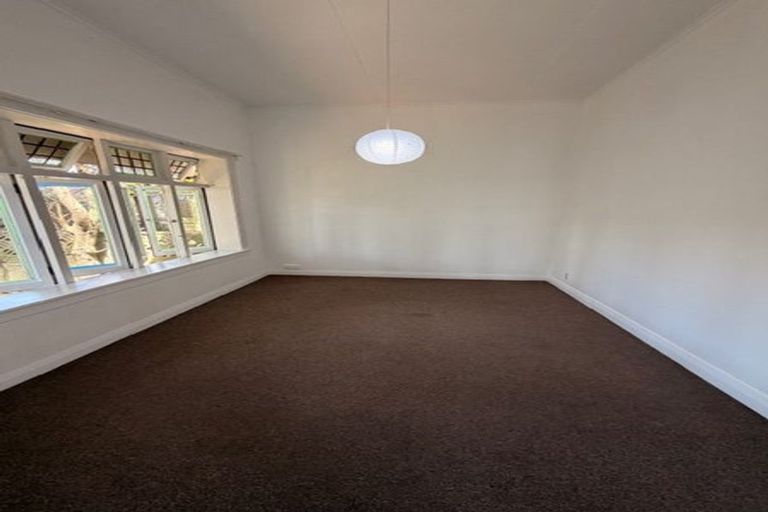 Photo of property in 60 Kelburn Parade, Kelburn, Wellington, 6012