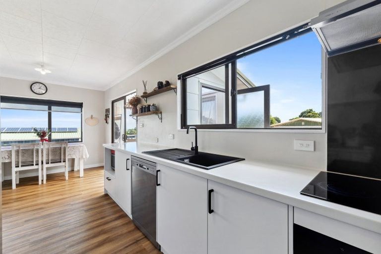 Photo of property in 20a Tahurangi Place, Spotswood, New Plymouth, 4310