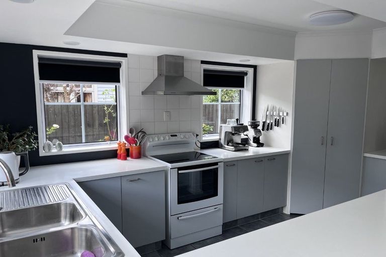 Photo of property in 50 Saint Andrews Square, Strowan, Christchurch, 8052