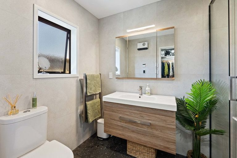 Photo of property in 5 Quadrant Heights, Paraparaumu, 5032