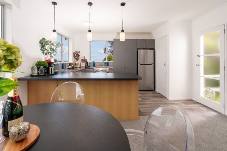 Photo of property in 20 Salford Street, Newlands, Wellington, 6037