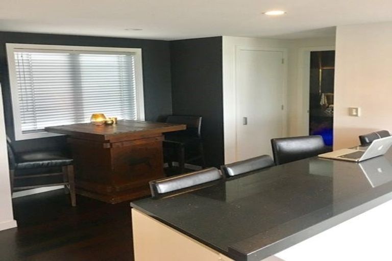 Photo of property in 100b Lake Road, Northcote, Auckland, 0627