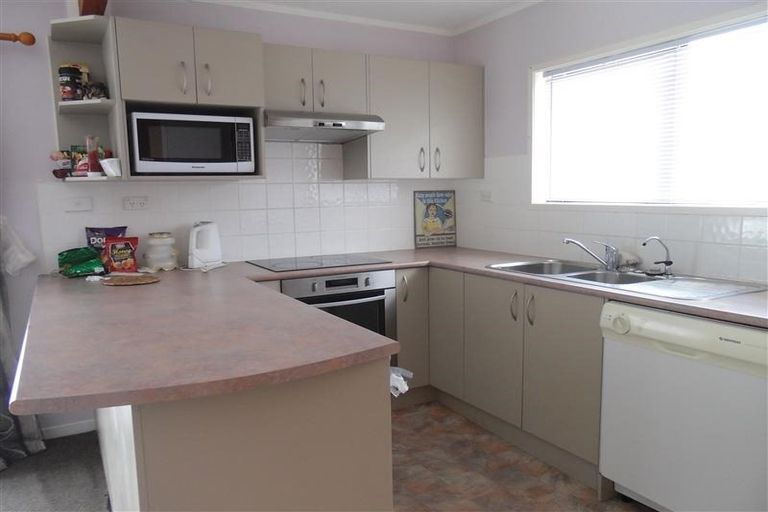 Photo of property in 28 Pahi Place, West Harbour, Auckland, 0618
