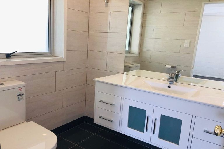 Photo of property in 8 Longwood Place, Forrest Hill, Auckland, 0620