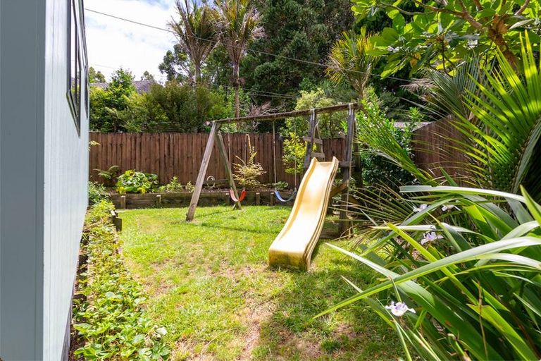 Photo of property in 44 Hollywood Avenue, Titirangi, Auckland, 0604