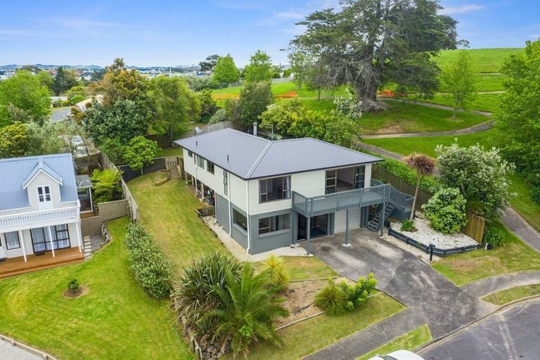 Photo of property in 16 Sumich Place, West Harbour, Auckland, 0618