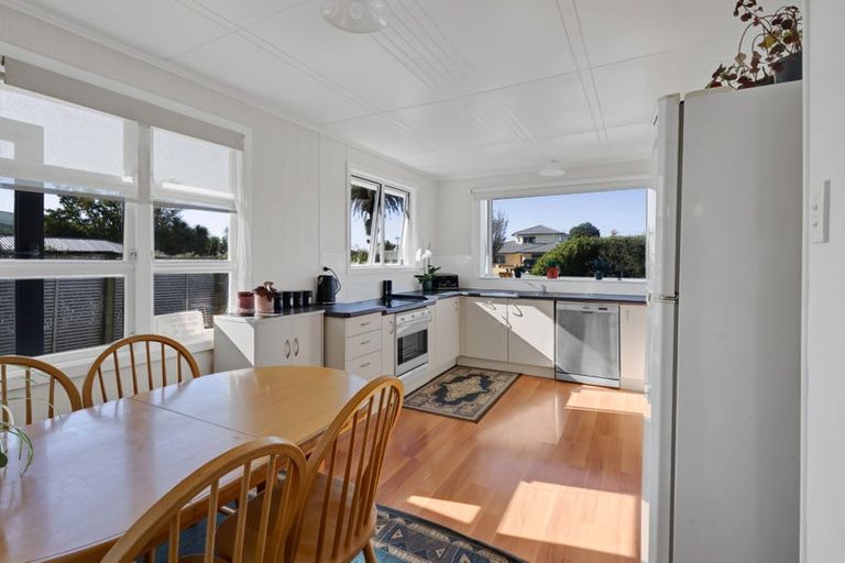 Photo of property in 6 Mahoe Street, Strandon, New Plymouth, 4312