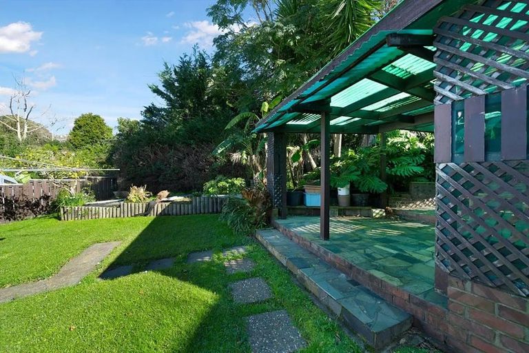 Photo of property in 28 Manhattan Heights, Glendene, Auckland, 0602