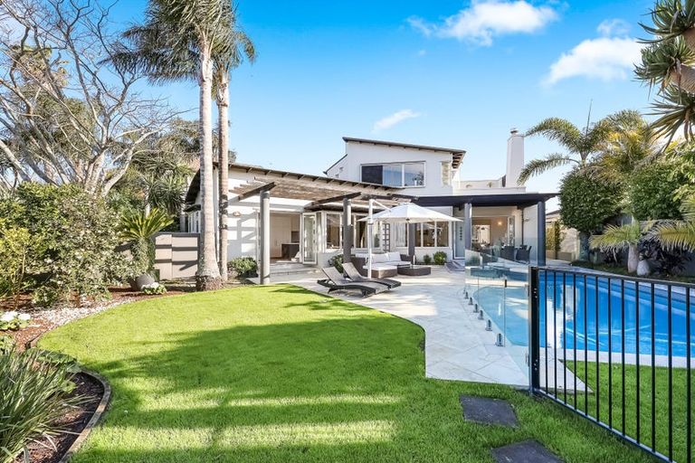 Photo of property in 2/2 Clifton Road, Hauraki, Auckland, 0622