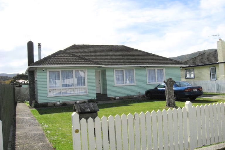 Photo of property in 19 Hinau Grove, Wainuiomata, Lower Hutt, 5014