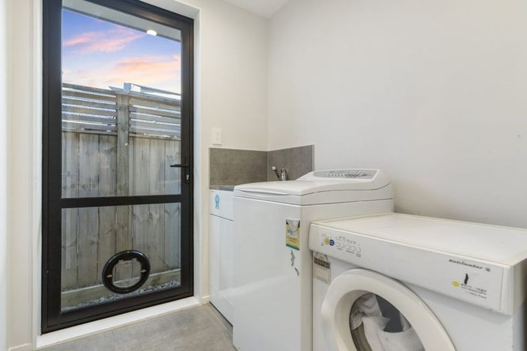 Photo of property in 71a Neil Avenue, Te Atatu Peninsula, Auckland, 0610