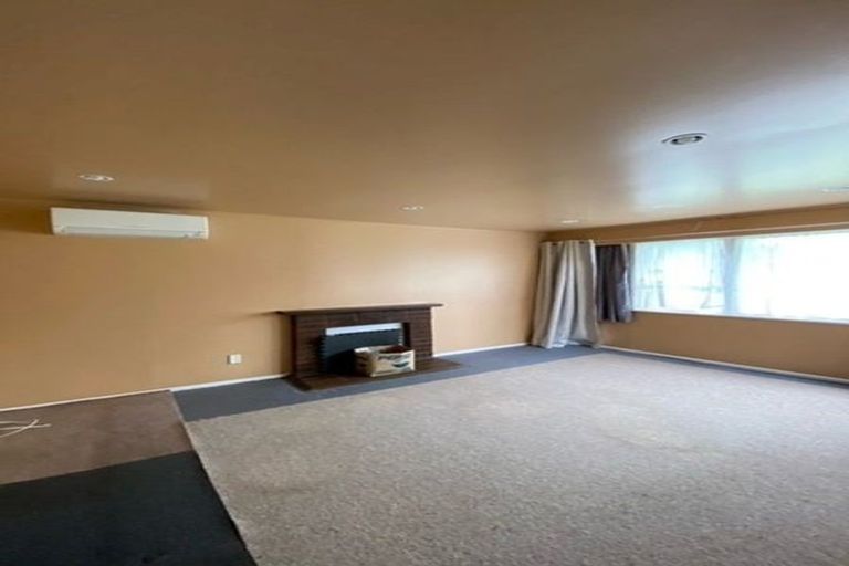 Photo of property in 17 Balmain Street, Newlands, Wellington, 6037