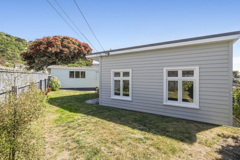 Photo of property in 203 Sutherland Road, Lyall Bay, Wellington, 6022