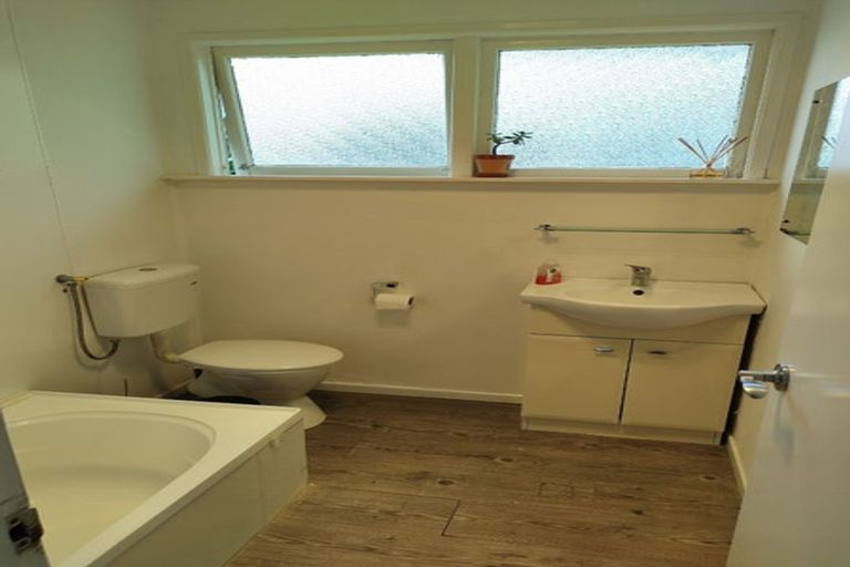 Photo of property in 2/14 Ozich Avenue, Te Atatu South, Auckland, 0610