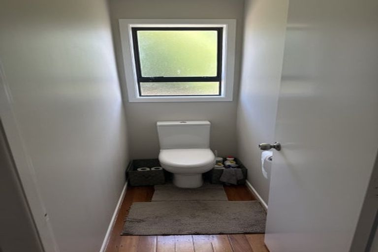 Photo of property in 5 Edgerton Road, Te Atatu Peninsula, Auckland, 0610