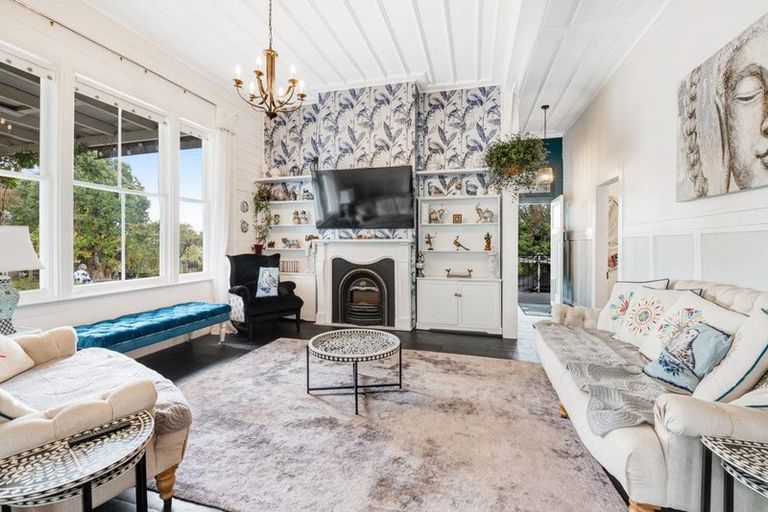 Photo of property in 1 Green Lane, Helensville, 0800