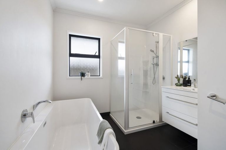 Photo of property in 11 Coutts Way, Fitzherbert, Palmerston North, 4410