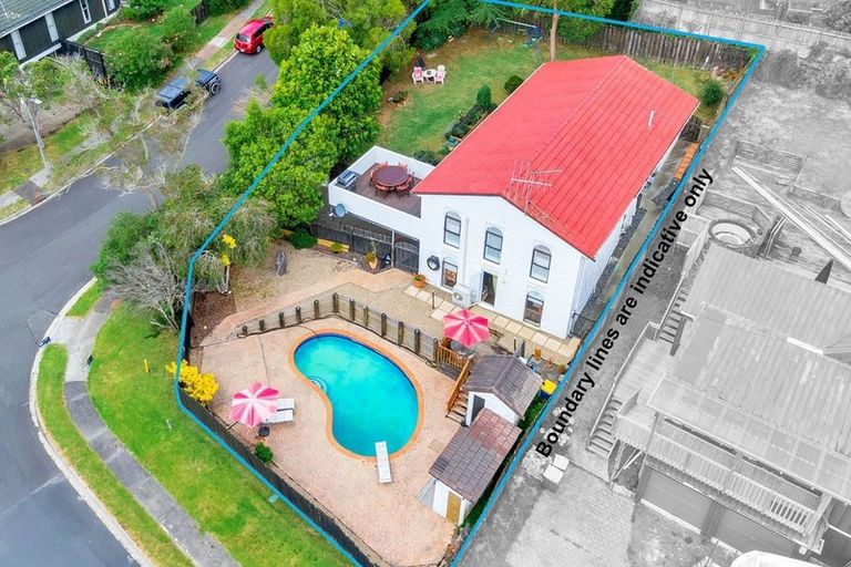 Photo of property in 2 Hollyhock Place, Browns Bay, Auckland, 0630