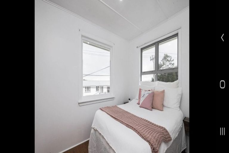 Photo of property in 1a Link Road, Newlands, Wellington, 6037