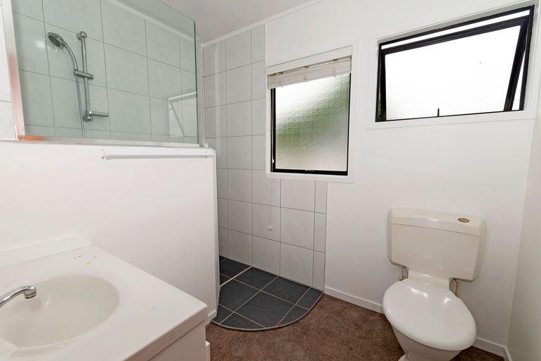 Photo of property in 2/1 Silverstone Place, Henderson, Auckland, 0612