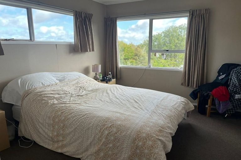 Photo of property in 2/23 Santiago Crescent, Unsworth Heights, Auckland, 0632