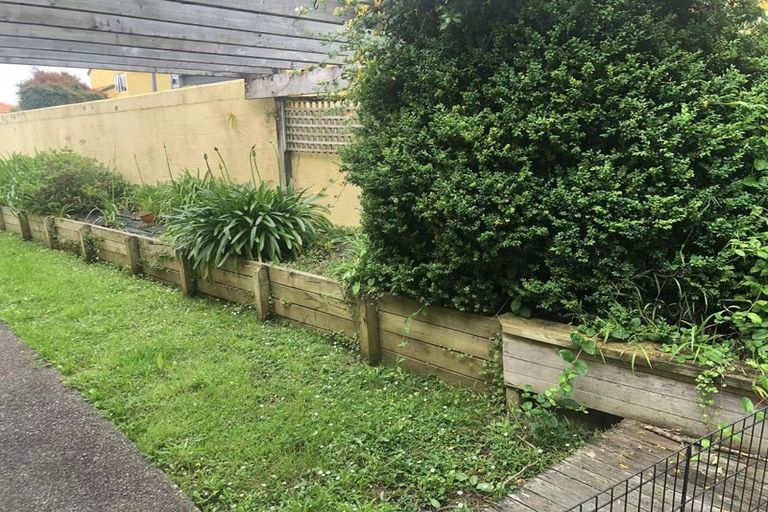 Photo of property in Chantelle Close, 44e Lavery Place, Sunnynook, Auckland, 0632