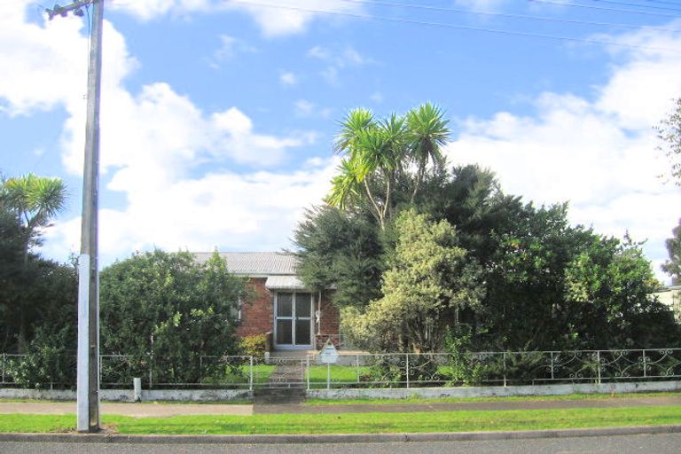 Photo of property in 77 Cambridge Terrace, Papatoetoe, Auckland, 2025