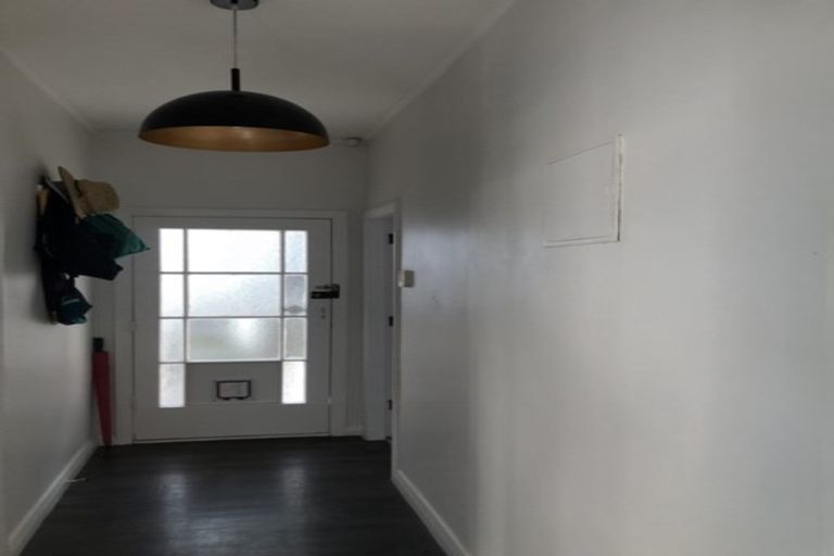 Photo of property in 2/18 Reid Road, New Lynn, Auckland, 0600