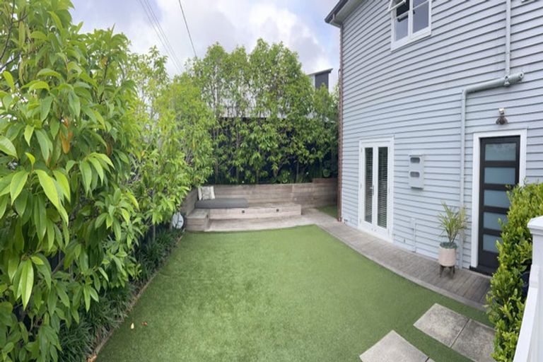 Photo of property in 2/192 Queen Street, Northcote Point, Auckland, 0627
