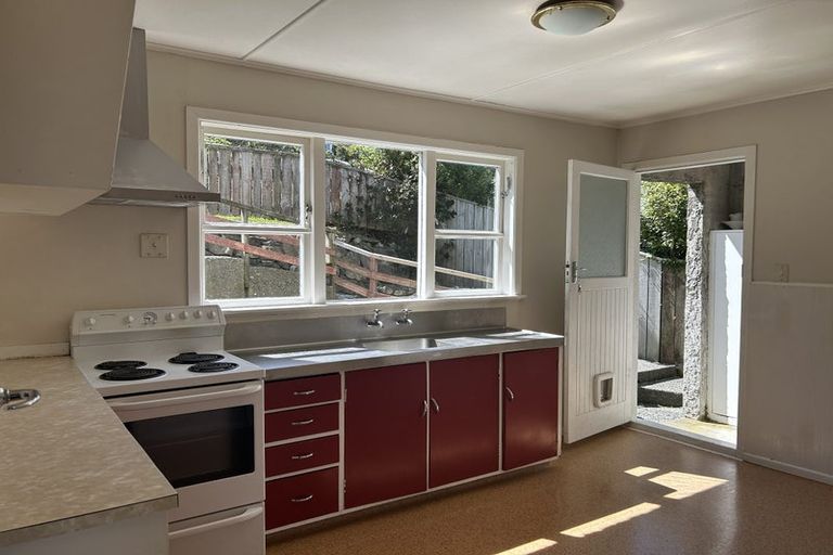 Photo of property in 12 Huntingdon Street, Northland, Wellington, 6012