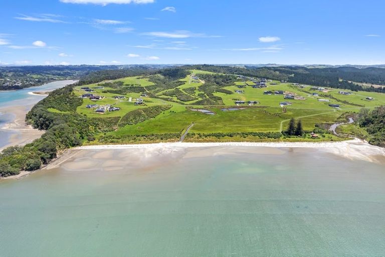 Photo of property in 1 Takahuri Place, Okura Bush, Silverdale, 0794